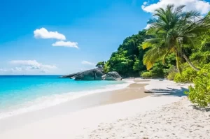 Pantai di Anyer Banten Yang Mempesona