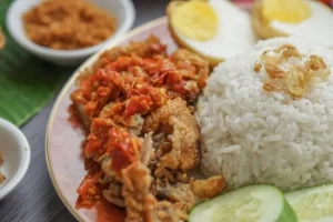 Ayam Geprek Bu Made - Sambal Rawit Ulek Langsung, Pedasnya Juara
