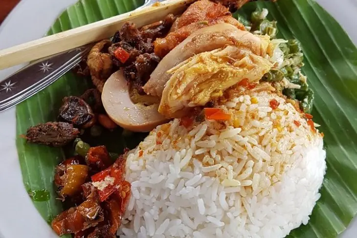 Kuliner di Bali: Nasi Ayam Kedewatan Ibu Mangku Warung Legendaris Cita Rasa Bali Sejati